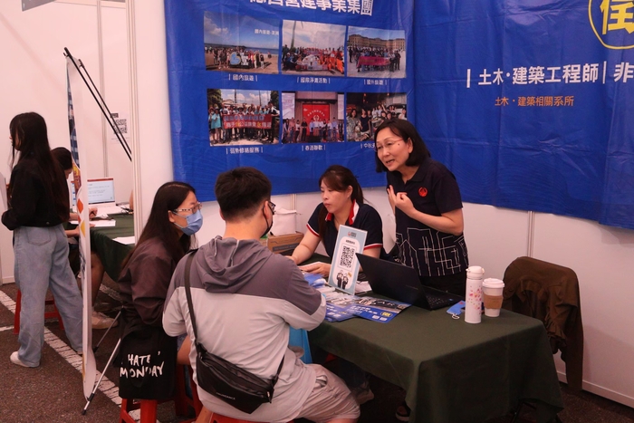 廠商與學生面對面交流瞭解求職與職涯發展圖片