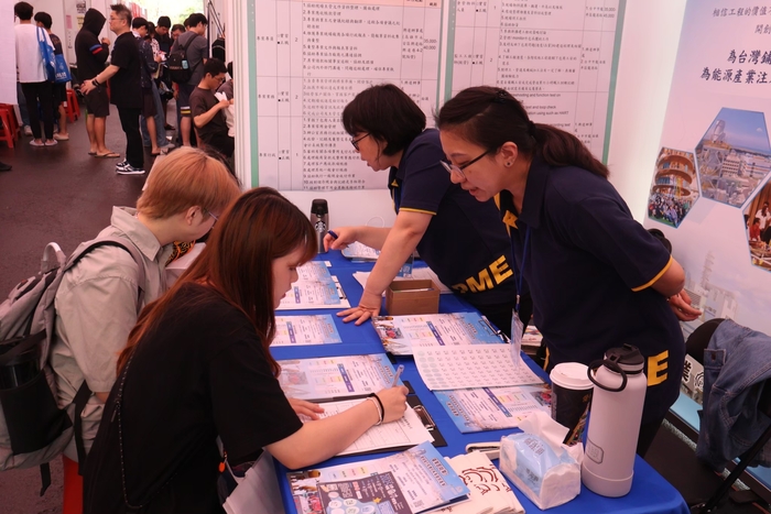 廠商與學生面對面交流瞭解求職與職涯發展圖片