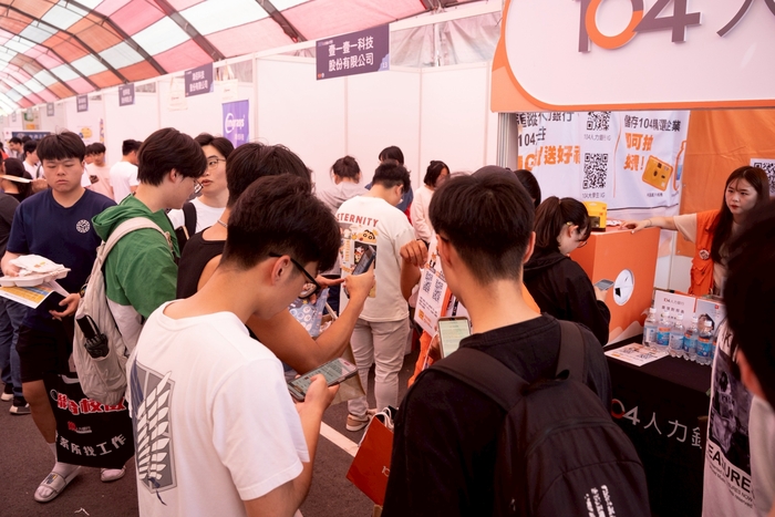 企業徵才博覽會參與人潮踴躍圖片