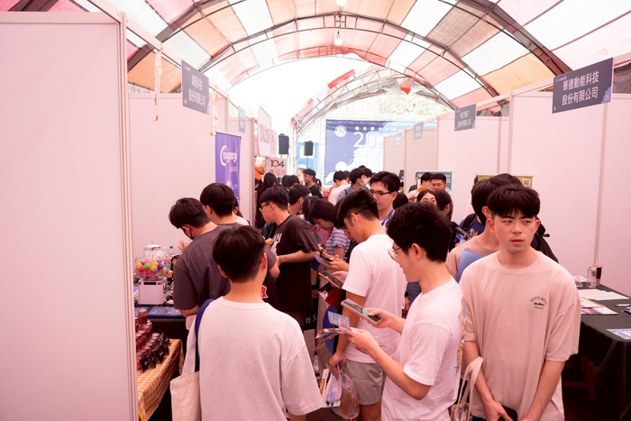 企業徵才博覽會參與人潮踴躍圖片