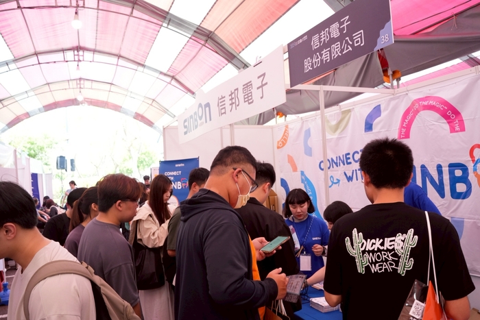 企業徵才博覽會參與人潮踴躍圖片