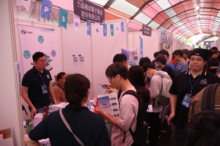 廠商與學生面對面交流瞭解求職與職涯發展圖片