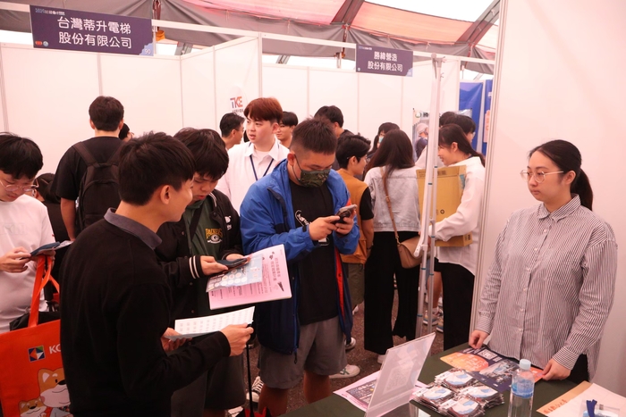 廠商與學生面對面交流瞭解求職與職涯發展圖片