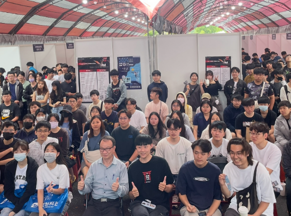 企業徵才博覽會參與人潮踴躍圖片